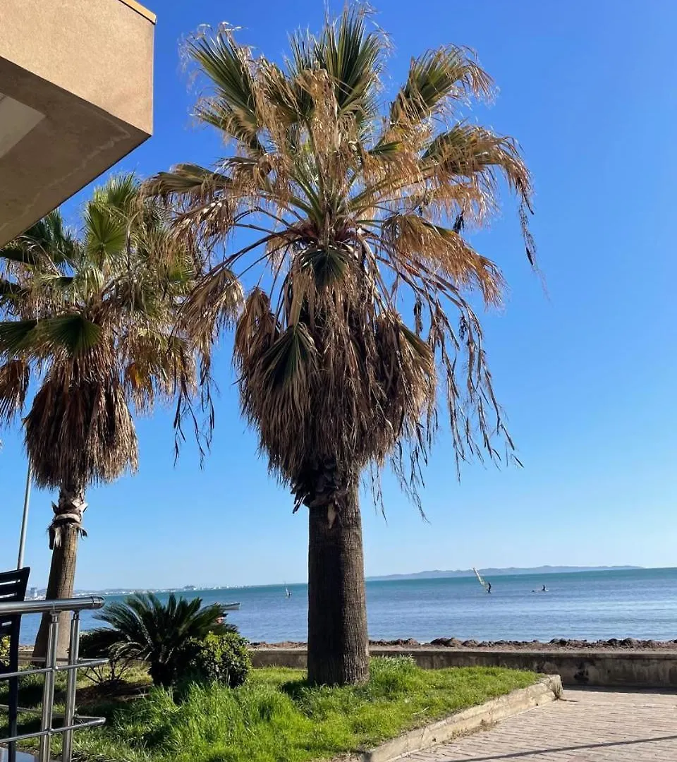 Cozy Seaside Apartment Дуррес